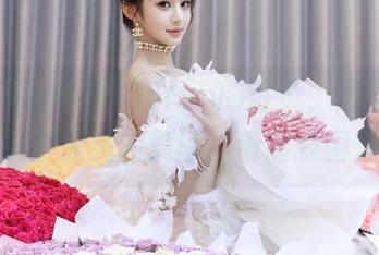 在155fun的首页，黑料们凑成一个摇曳的舞团，请随意围观！