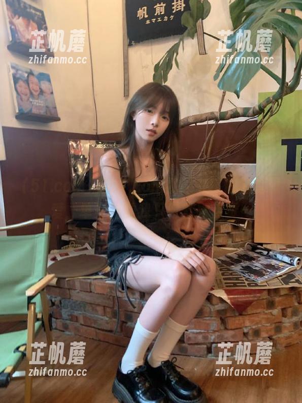 在51.com视频中，情侣秀恩爱，单身狗的我只好默默点赞…
