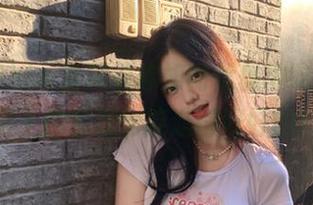 hlw官网教你如何优雅地吃瓜，连脸上的瓜皮也能遮得好好的！