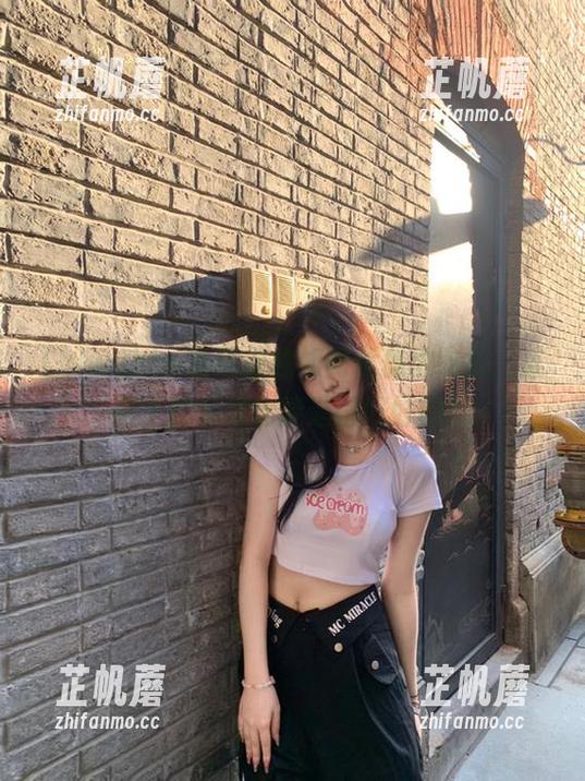 hlw官网教你如何优雅地吃瓜，连脸上的瓜皮也能遮得好好的！