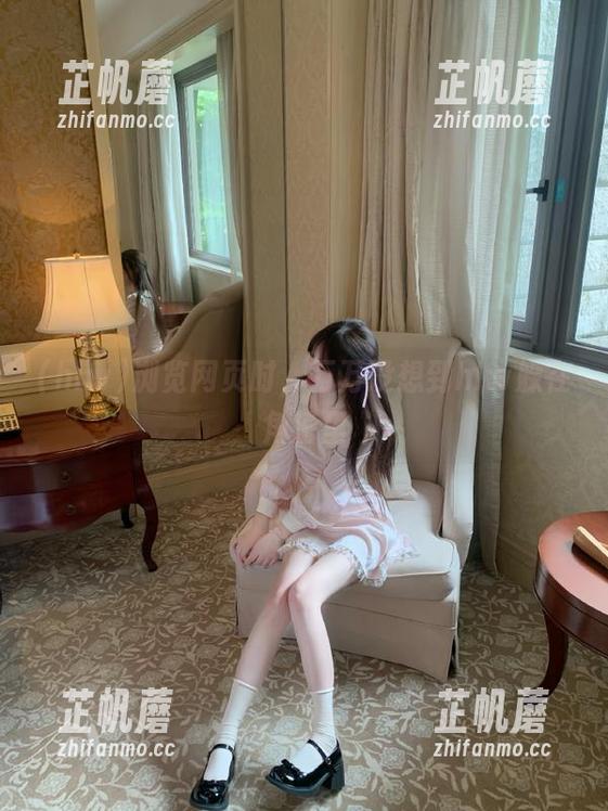 浏览网页时，万万没想到hlw躲在角落里