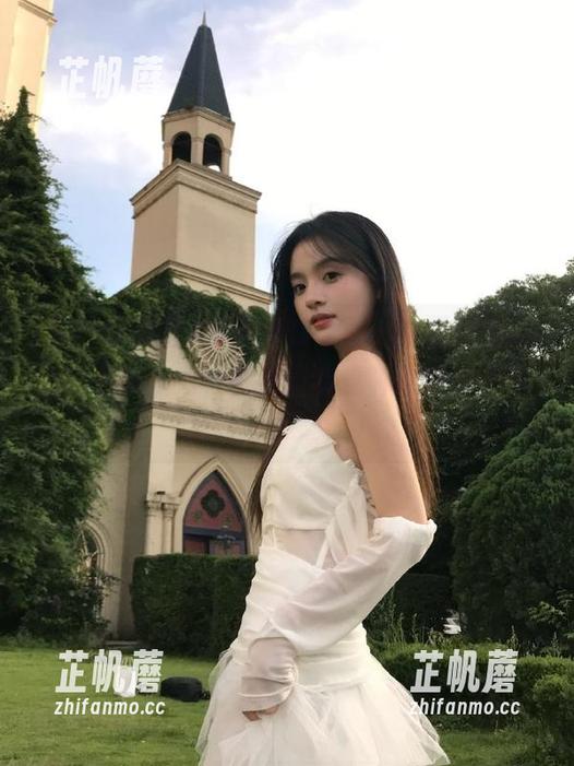 五一吃瓜群众 原来在“五一吃瓜群众app”看莫里秀,竟然能有这种奇妙的氛围!