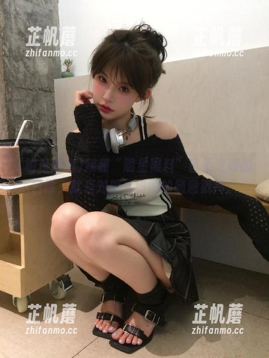我和“明星黑料”首页之间的日常，就是对明星绯闻的随意戳拎。