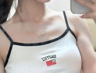 苹果版的网曝黑料，总觉得哪里不对劲，就像我那副曲别针耳环…
