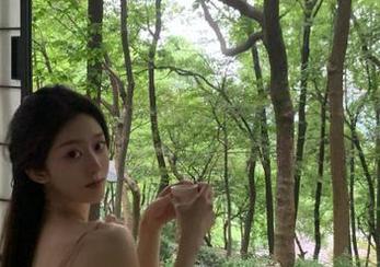 “黑料不打烊zzzttt004”网站：瓜田里烤火，别急着拨开迷雾哦